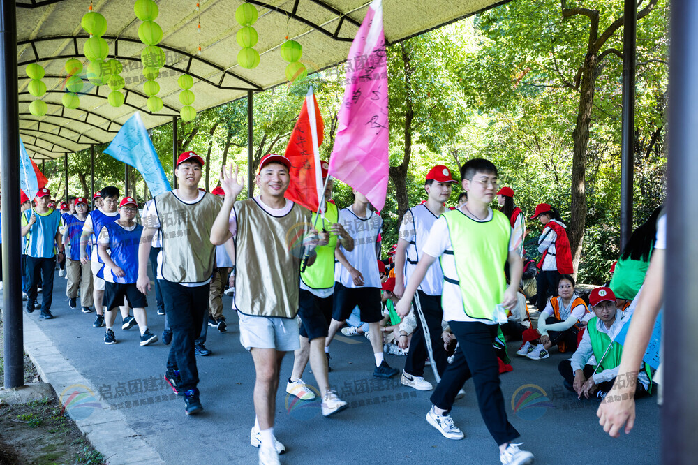 团队拓展乐观，笑对风雨挑战.jpg