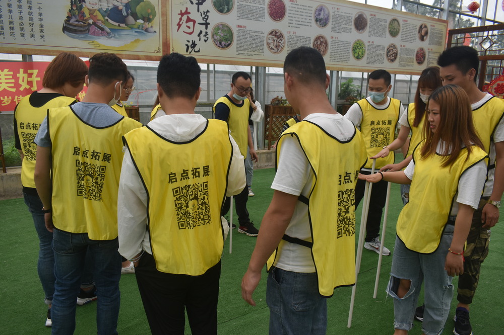 员工团建感恩，珍惜发展成果.jpg