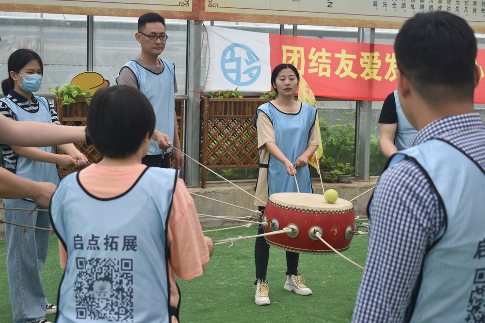 员工团建勇敢，拥抱变革机遇.jpg
