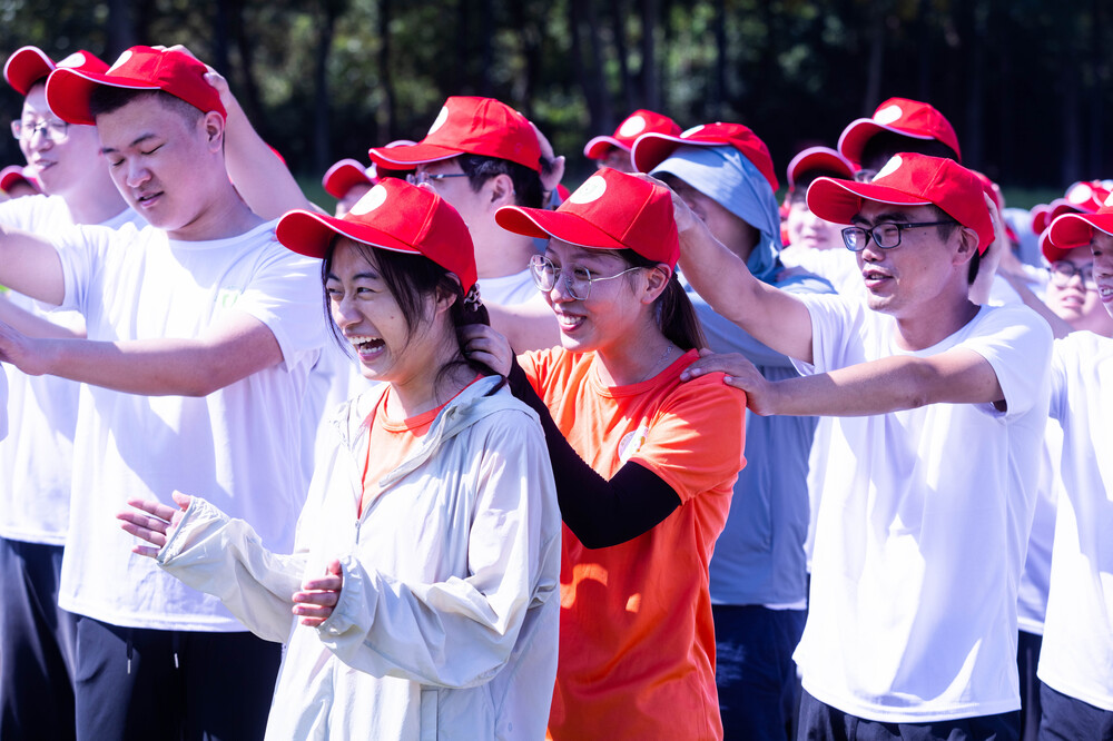 无锡春季团建影视城旁，演绎团队精彩.jpg