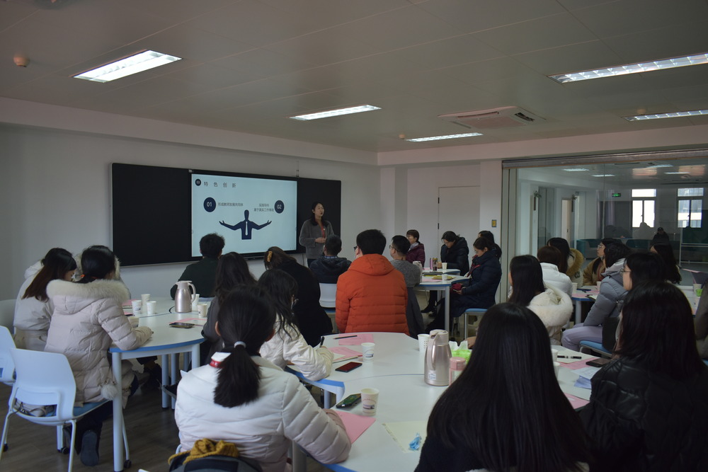 无锡春季团建花园之中，欣赏团队缤纷.jpg