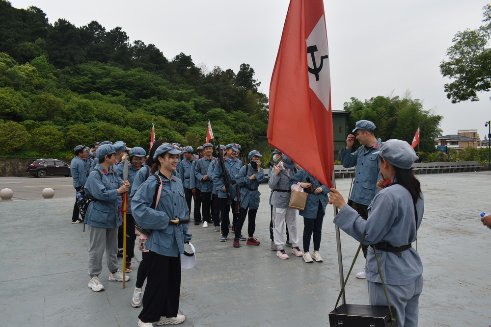无锡春季团建海滨之畔，拥抱团队广阔.jpg