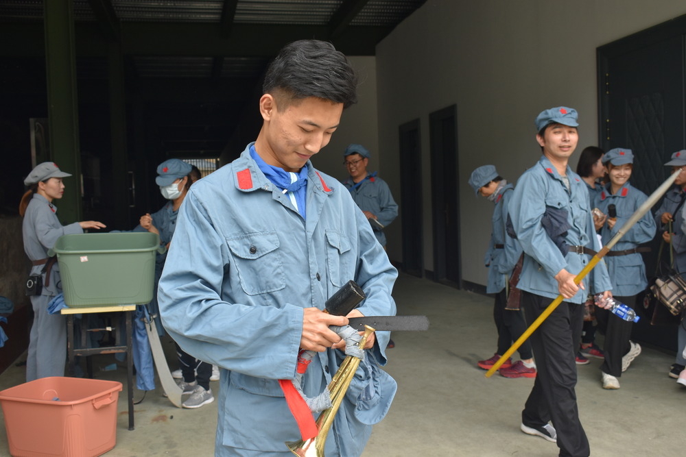 无锡春季团建花园之中，欣赏团队缤纷.jpg