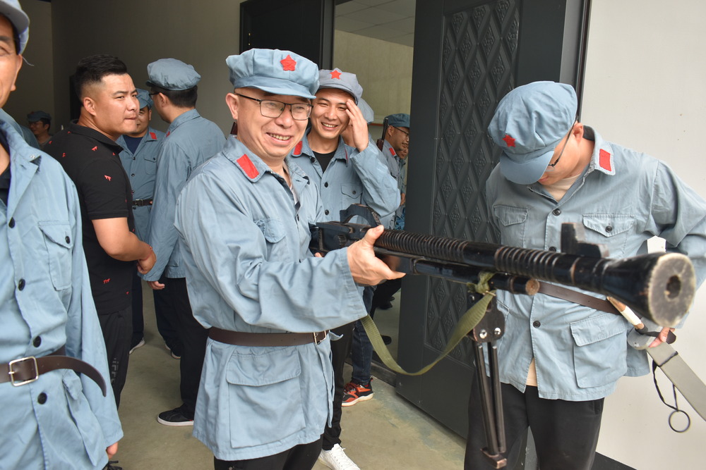 无锡春季团建影视城旁，演绎团队精彩.jpg