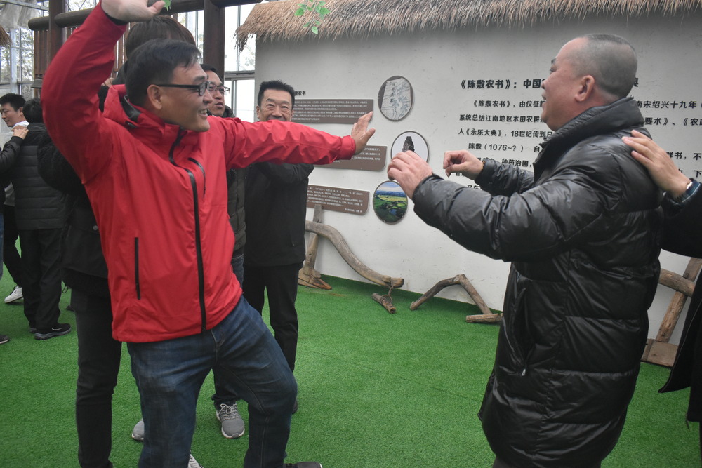 如何精准选择团建公司？必知要点全解析 在当今竞争激烈的商业环境中，企业越来越重视团建活动对团队凝聚力和员工积极性的提升作用。然而，面对市场上众多的团建公司，如何精准选择一家合适的团建公司成为了关键问题。以下从多个重要方面为您解析选择要点。 明确自身团建需求 确定团建目标：在选择团建公司前，企业首先要明确团建活动的目标。是为了增强团队成员之间的沟通与协作，提升团队凝聚力？还是为了缓解员工工作压力，让大家放松身心？亦或是为了培养员工的领导能力、创新思维等特定技能。例如，若团队近期面临一个大型项目，需要各部门紧密配合，那么此次团建的目标可能就是强化团队协作，团建公司应围绕这一目标设计相关活动。明确的目标是选择合适团建公司的基础，它能引导团建公司为您量身定制方案。 考虑团队特点：每个团队都有其独特之处，如团队成员的年龄层次、工作性质、兴趣爱好等。年轻活力型的团队可能更倾向于富有挑战性和趣味性的户外拓展活动，如攀岩、漂流等；而年龄稍长、工作压力较大的团队或许更适合轻松休闲且能增进交流的活动，如温泉度假、文化体验之旅等。团建公司若能充分考虑团队特点，设计出的团建活动将更受团队成员欢迎，达到更好的效果。 考察团建公司的专业能力 团建项目多样性：一家专业的团建公司应拥有丰富多样的团建项目。涵盖团队协作类项目，如 “齐眉棍”“团队拔河”，让团队成员在合作中提升默契；领导力培养项目，像 “模拟项目管理”，锻炼成员的领导与决策能力；还有文化体验类、户外探险类等多种项目。多样的项目选择能满足不同企业和团队的个性化需求，确保每次团建都能达到预期效果。例如，启点团建拓展公司就拥有 300 + 团建拓展游戏项目可供选择，能充分满足各种团队的不同需求。 课程研发与创新能力：优秀的团建公司具备强大的课程研发与创新能力。他们会紧跟市场趋势和团队需求变化，不断推陈出新。例如，结合当下热门的科技元素，设计出如 “科技寻宝” 这样的创新项目，通过利用手机 APP 等工具，让团队成员在寻找线索的过程中，既锻炼了团队协作，又体验到科技带来的乐趣。持续的创新能让团建活动保持新鲜感，吸引团队成员积极参与。 评估团建公司的服务质量 前期沟通与方案定制：从与团建公司的前期沟通中，就能看出其服务质量。专业的团建公司会主动深入了解企业需求，认真倾听团队的目标、团队特点、预算等信息，并根据这些为企业量身定制详细的团建方案。方案应包括活动流程、项目介绍、时间安排、人员配置等细节，让企业对团建活动有清晰的预期。若团建公司只是提供通用模板，缺乏针对性，那么很难满足企业的个性化需求。 活动执行与安全保障：活动执行过程是检验团建公司服务质量的关键环节。在团建活动中，团建公司应确保活动按计划顺利进行，工作人员要具备良好的组织协调能力，及时处理各种突发情况。同时，安全保障至关重要。专业的团建公司会对活动场地、设备进行严格检查，为团队成员配备必要的安全防护装备，并安排专业的安全人员全程跟进。像在进行高空拓展项目时，确保绳索、安全带等设备的安全性，保障团队成员的人身安全。 参考团建公司的口碑与案例 查看客户评价：了解团建公司口碑的有效途径之一是查看客户评价。可以通过网络平台、社交媒体、企业口碑网站等渠道，收集其他企业对该团建公司的评价。正面评价多，说明该公司在服务质量、团建效果等方面表现出色；若存在较多负面评价，如活动组织混乱、服务态度差等问题，那么就要谨慎选择。此外，还可以向同行业企业咨询，获取他们实际合作过的团建公司的真实反馈。 分析成功案例：一家团建公司的成功案例能直观反映其专业能力和服务水平。查看团建公司过往服务的企业类型、规模以及团建活动取得的效果。例如，若一家团建公司有较多为大型企业提供团建服务且获得良好效果的案例，说明其具备应对大规模团队和复杂需求的能力。同时，分析这些案例中团建公司采用的活动形式、项目设计等，看是否符合自己团队的需求和期望。 启点团建拓展公司作为团建行业的佼佼者，在满足企业团建需求方面表现卓越。公司主营企业团建、拓展培训、拓展训练、团建拓展、素质拓展、研学培训、岗前培训等，提供一站式团建拓展服务，包括餐饮，住宿，交通大巴，景点门票，团建活动活动策划等。公司拥有江浙沪皖几百家专业拓展基地供选择，能根据不同团队需求，迅速匹配最合适的场地。其丰富的团建项目、专业的课程研发团队、优质的服务质量以及众多成功案例，都使其成为企业选择团建公司的理想之选。选择启点团建拓展公司，为您的团队打造一场精彩、难忘且富有成效的团建活动。.jpg