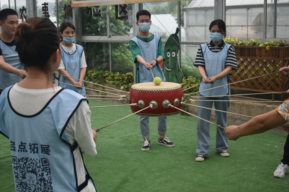 员工团建坚韧，克服发展困境